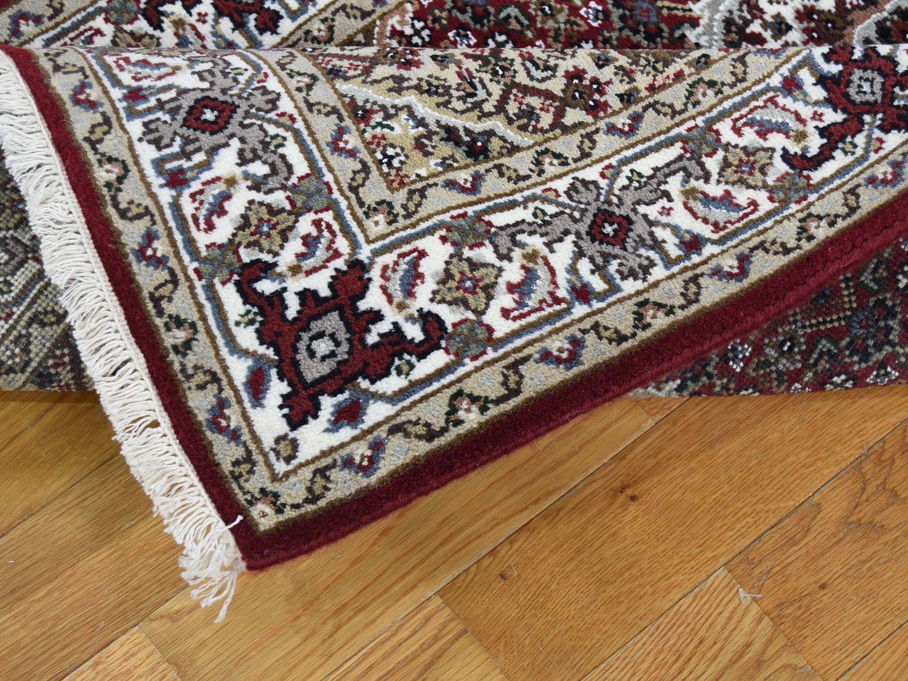 Traditional Rugs LUV368775